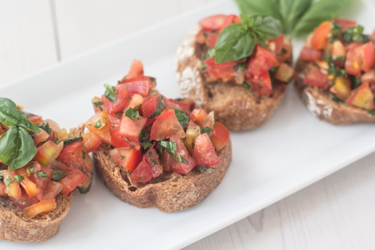 Bruschetta med Tomat og Basilikum